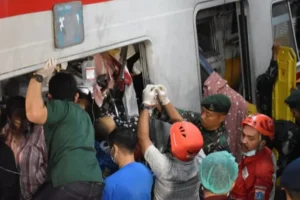Prajurit-TNI-AD-evakuasi-korban